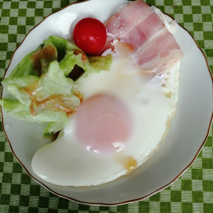 レタスとプチトマトとベーコンの目玉焼き